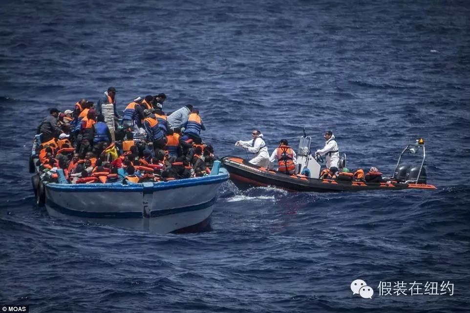 他散尽千万家财，买了退役军舰，救了9000人性命